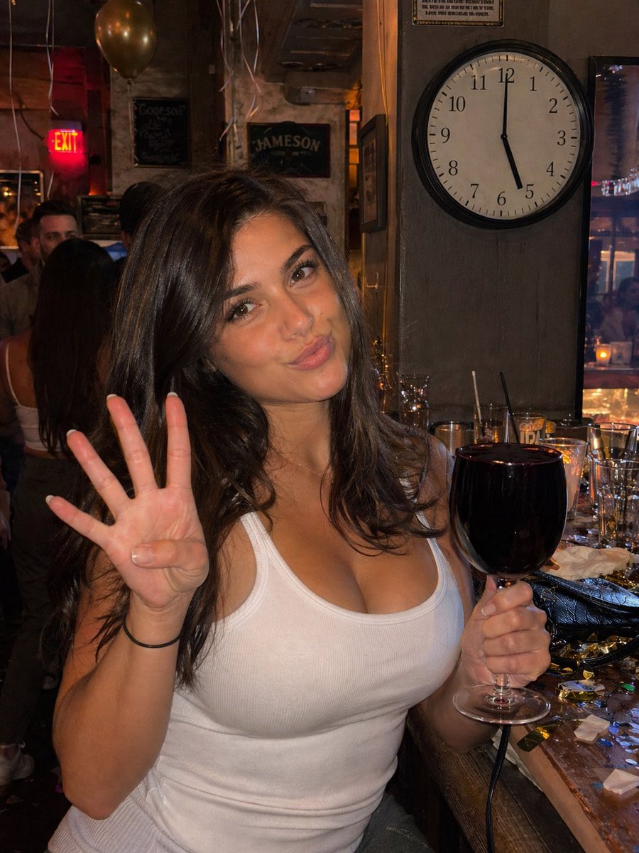 酒吧四指手势抓拍照片