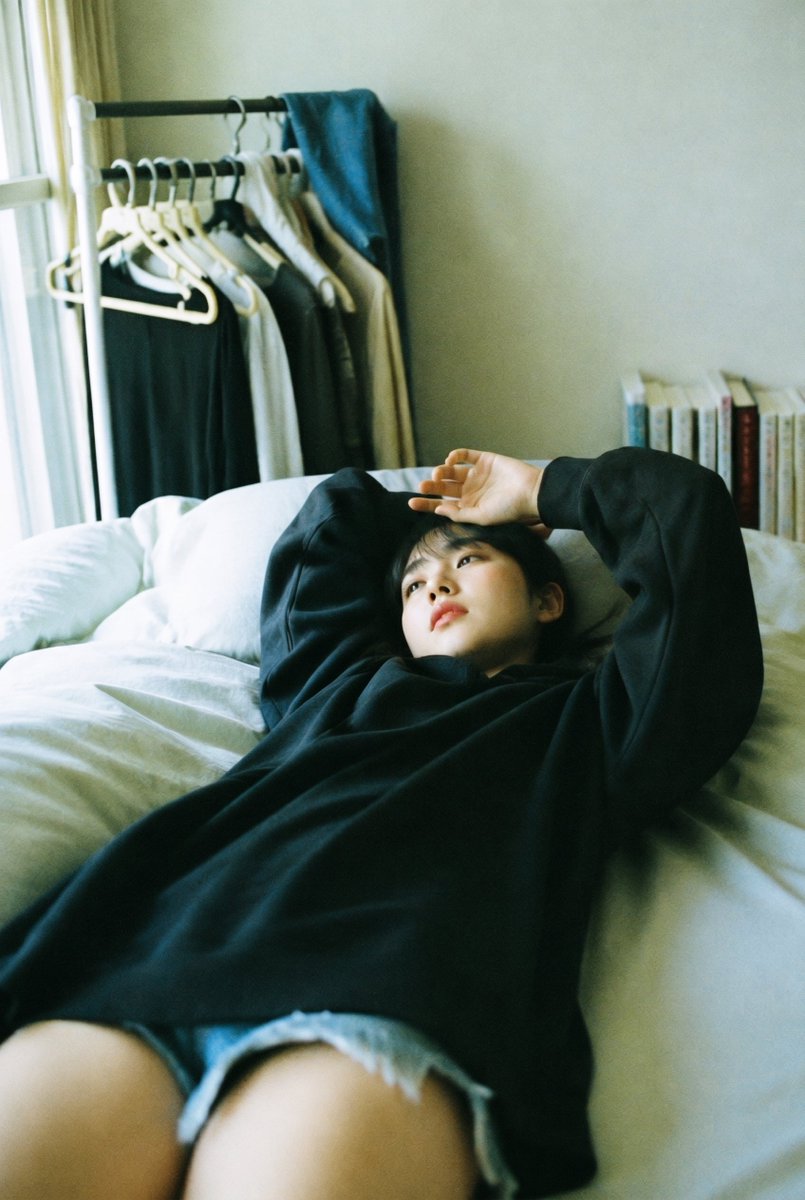 卧室休闲抓拍照片